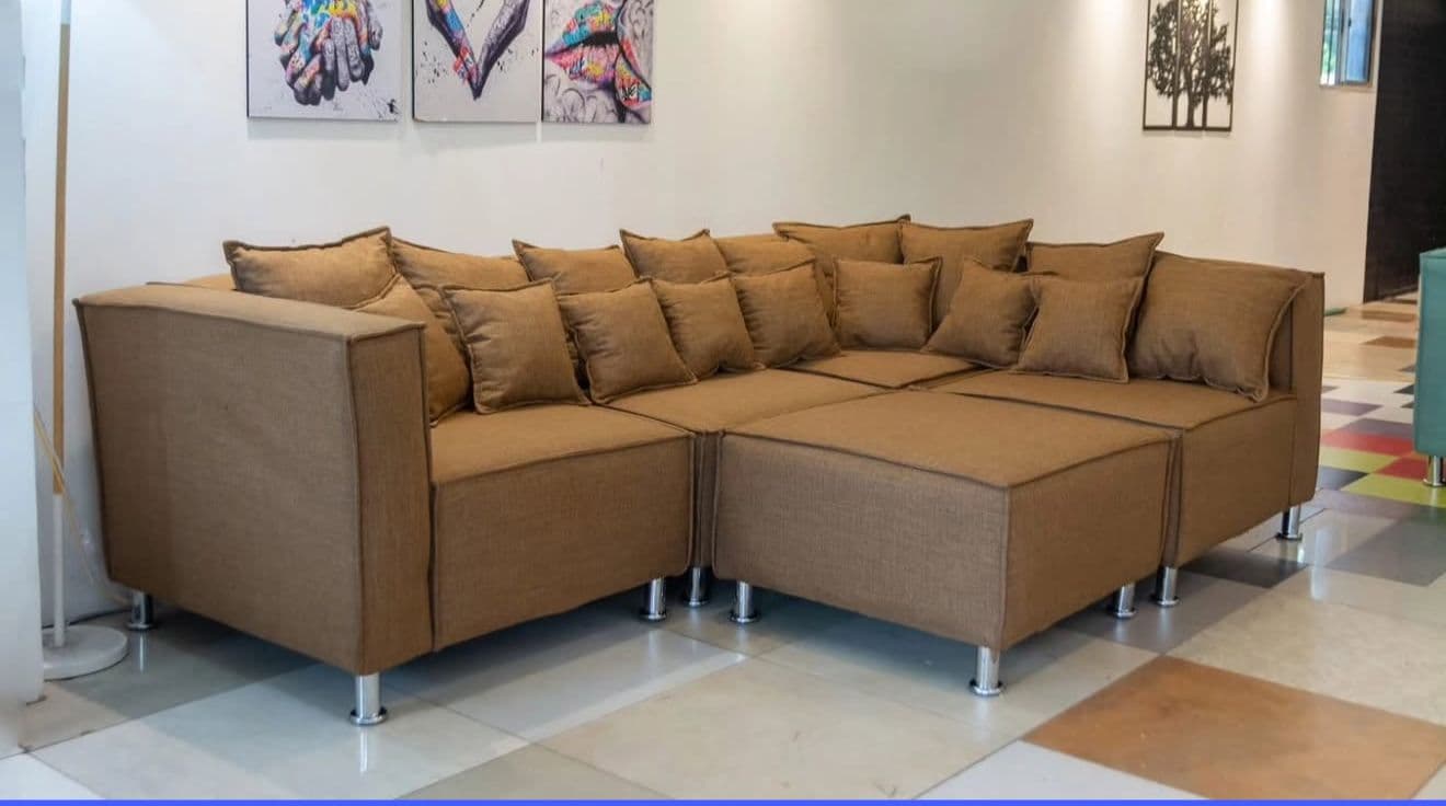 Sofá seccional mostaza fabricado por Meken Living