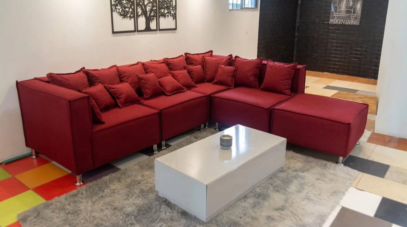 Sofá seccional rojo fabricado por Meken Living